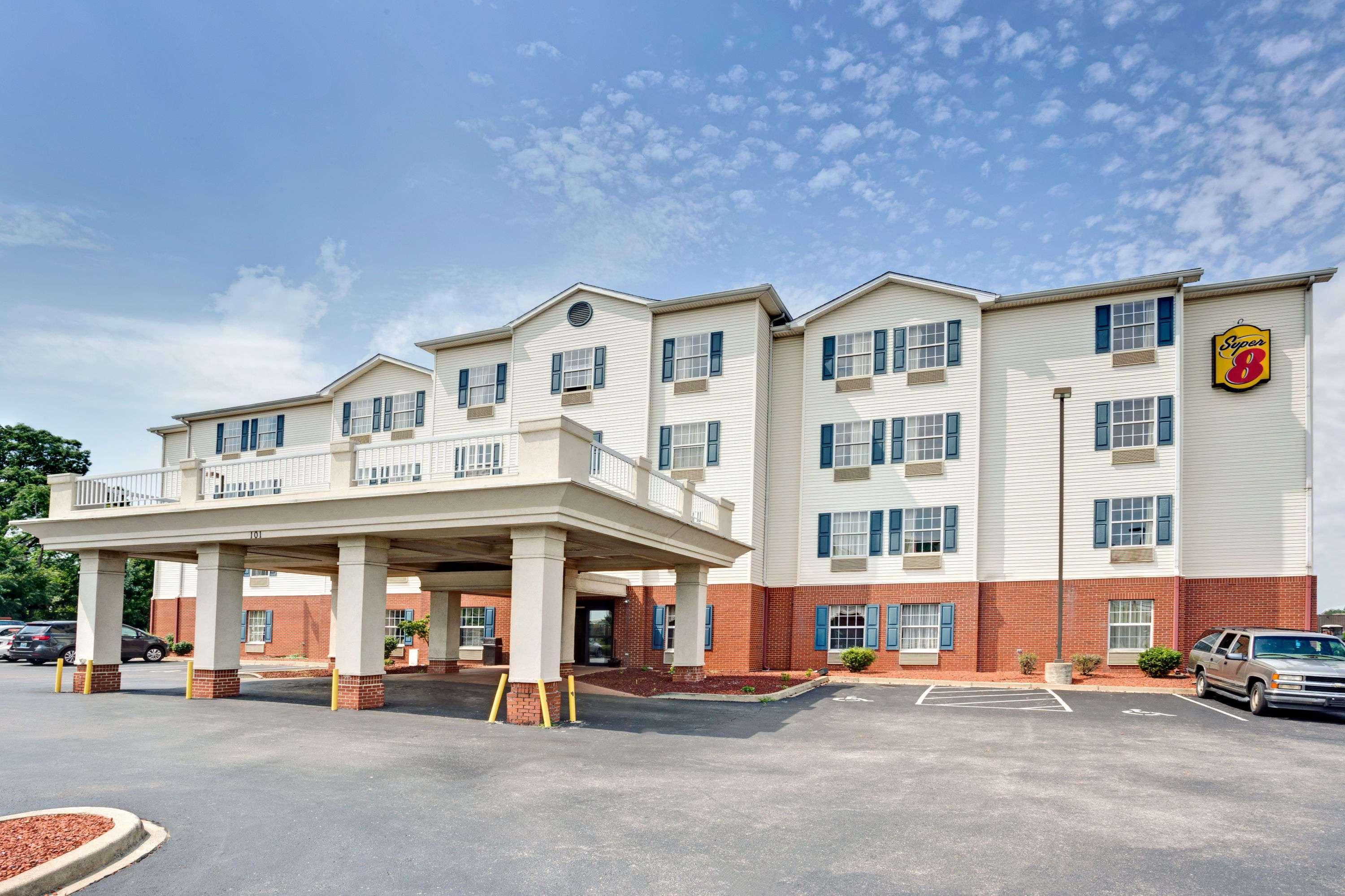 Super 8 By Wyndham Louisville/Expo Center Exterior photo